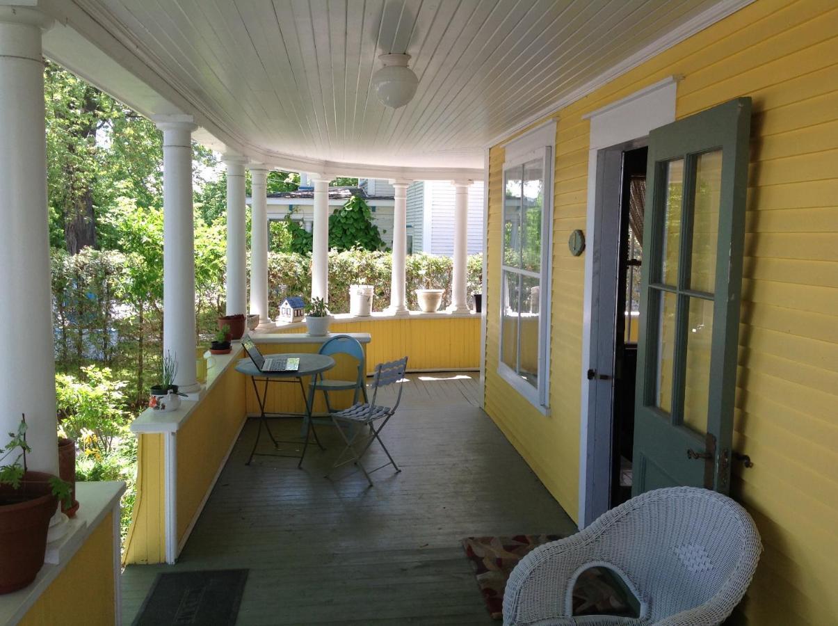 The Yellow House Bed & Breakfast Stanstead Plain 外观 照片