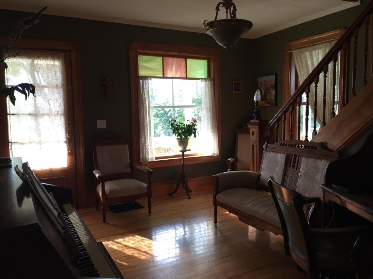 The Yellow House Bed & Breakfast Stanstead Plain 外观 照片