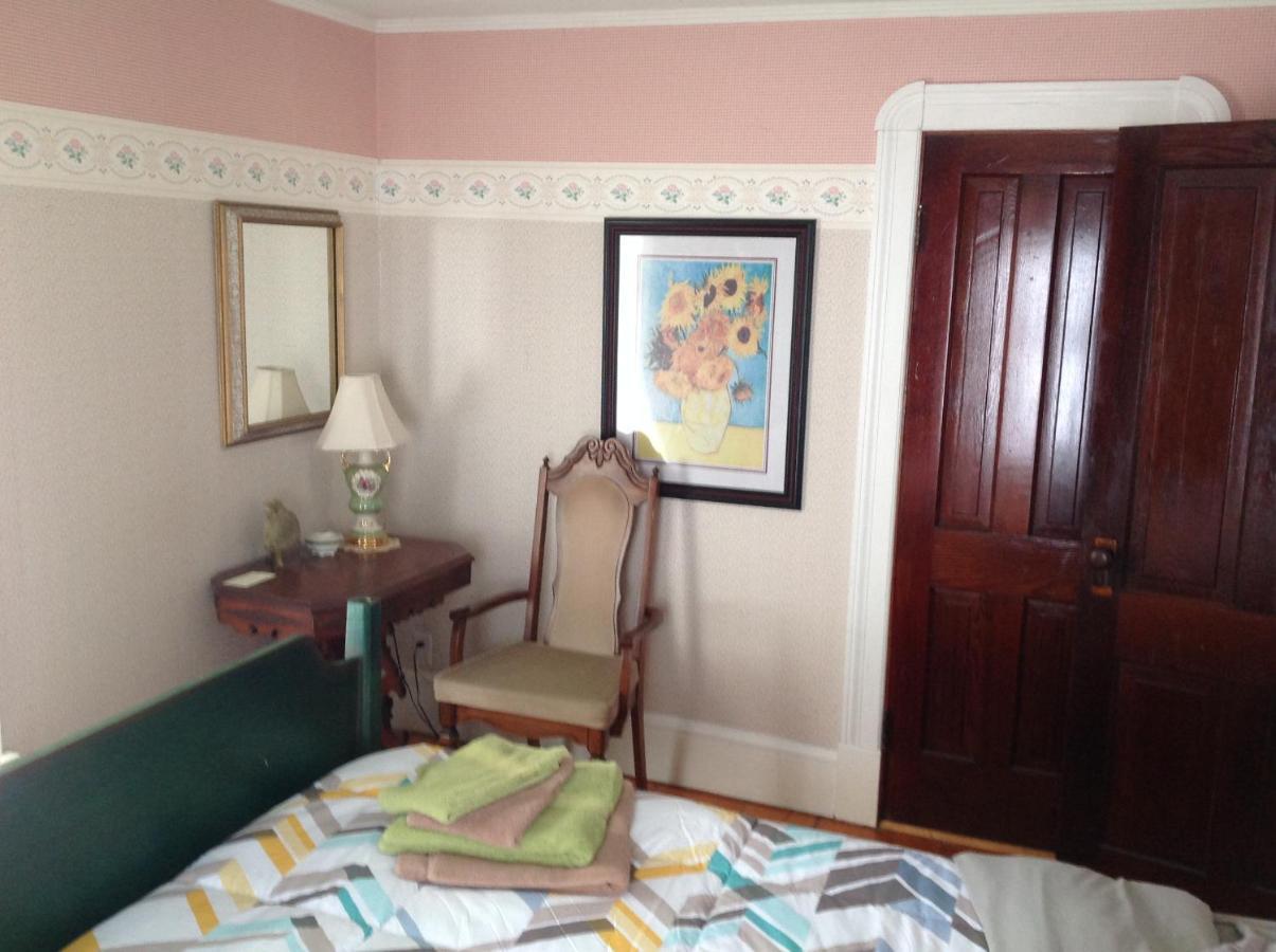 The Yellow House Bed & Breakfast Stanstead Plain 外观 照片