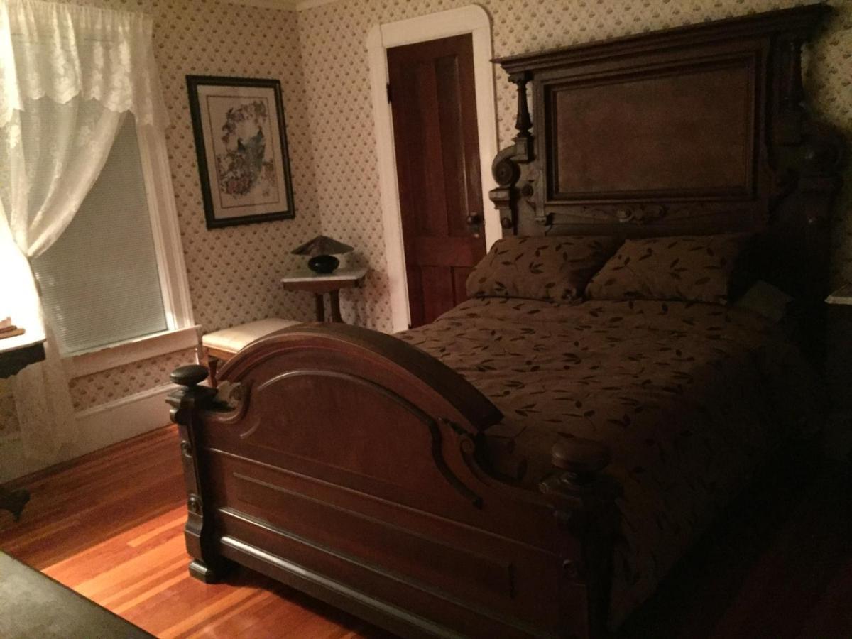 The Yellow House Bed & Breakfast Stanstead Plain 外观 照片
